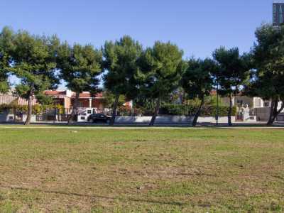 ...� circondato da villette ed edifici residenziali a tre o quattro livelli